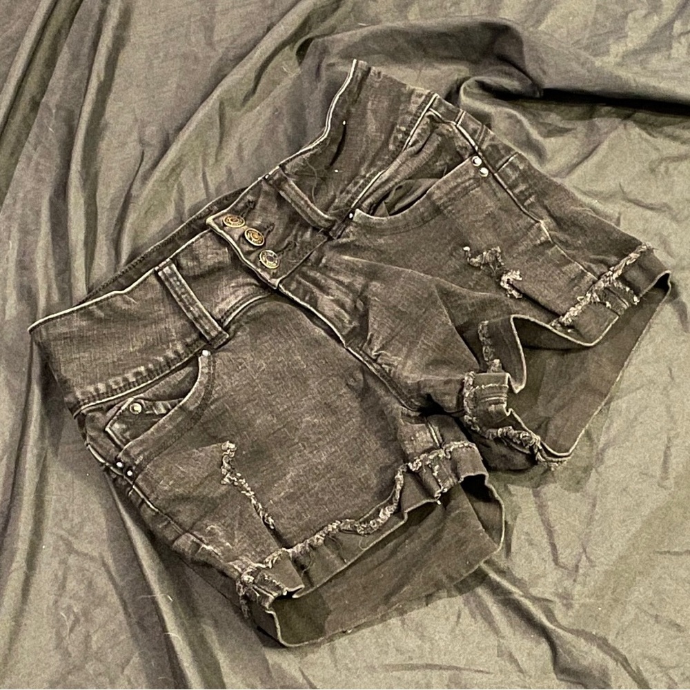 S Wanna Betta Butt? Black mid-rise jean short shorts.
